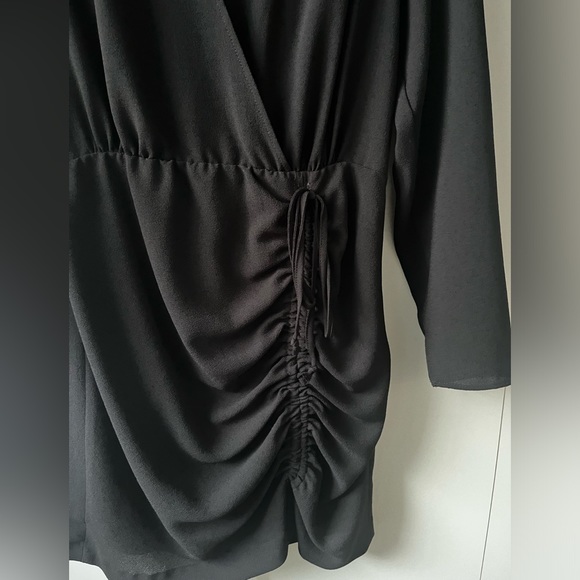 Black long sleeve dress. - Picture 4 of 4